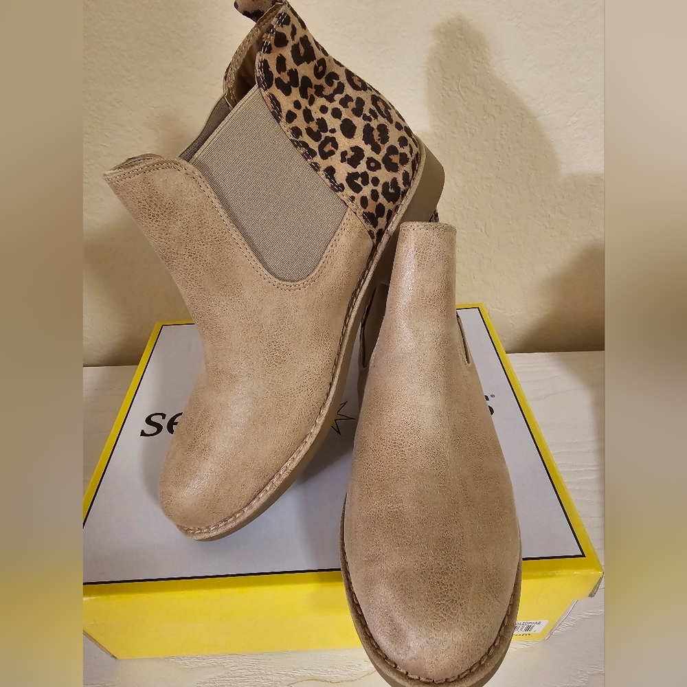 Ankle boots with Animal Print. Size 10.